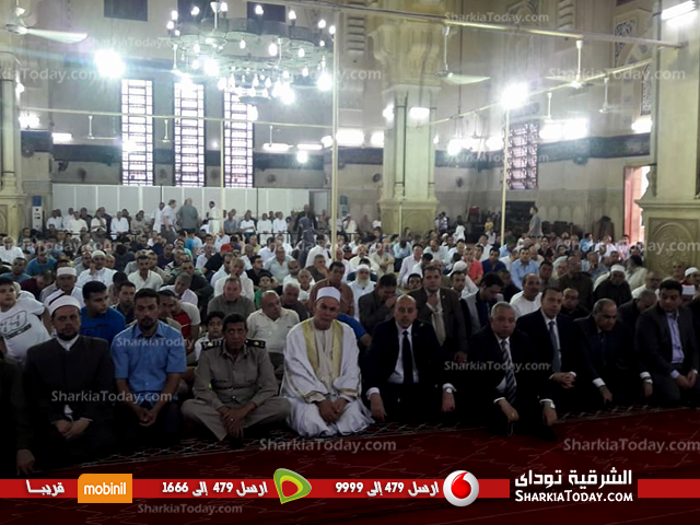 محافظ الشرقية ومدير الأمن يؤديان صلاة عيد الفطر بمسجد الفتح بالزقازيق 1 محافظ الشرقية ومدير الأمن يؤديان صلاة عيد الفطر بمسجد الفتح بالزقازيق 2