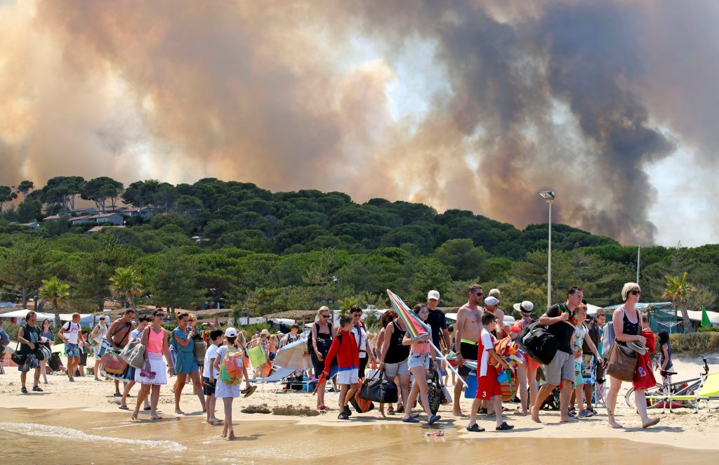 1602808 الفرنسيون يتجهون إلى الشواطئ هروبا من الحرائق