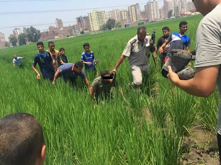 أهالي «شرويدة» بالزقازيق يلقون القبض على لص 1 أهالى شرويدة بالزقازيق يلقون القبض على لص ويسلموه للشرطة