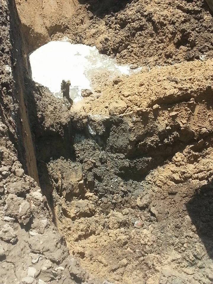اصلاح انفجار خط صرف صحي بفاقوس 3 انفجار خط صرف صحى أمام مزلقان ترعة السماعنة