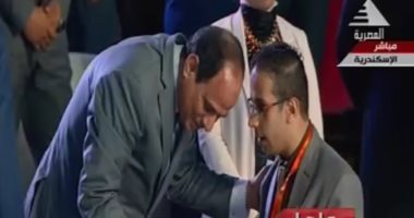 ..الرئيس السيسى ينحنى لشاب يجلس على كرسى متحرك للاستماع لمطالبه