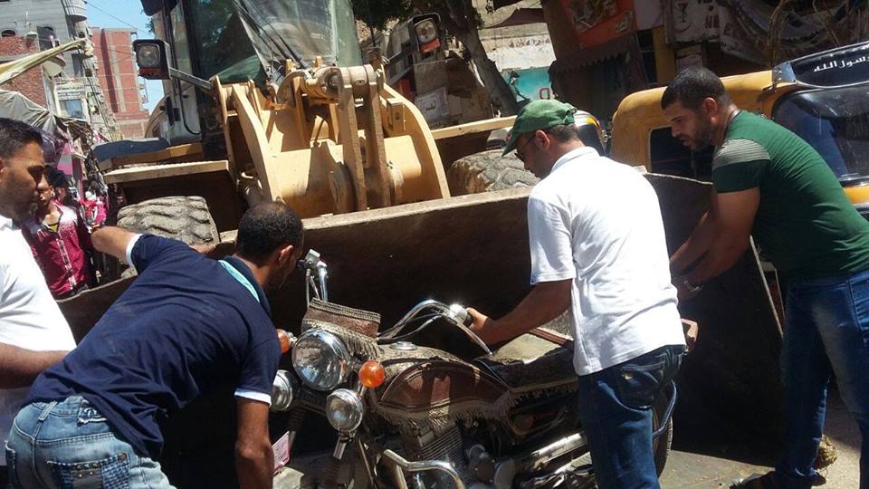 حملة لإزالة الاشغالات بالحسينية 1 حملة لإزالة الإشغالات الموجودة ببندر مدينة الحسينية1