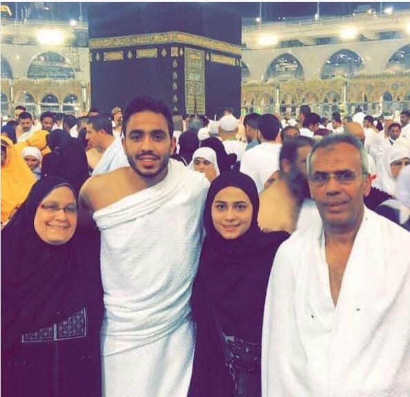 بعد انفصاله عن شدوى الحضري .. كهربا يؤدى مناسك العمرة مع أسرته 1 كهرباء يؤدى مناسك العمره مع اسرتة