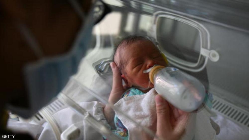 مسنة تنجب طفلا معافى بعد 40 عاما من المحاولات