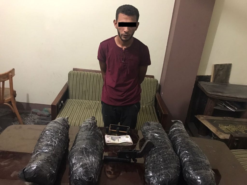 ضبط عاطل بحوزته 12 كيلو بانجو وسلاح ناري بمنشأة أبو عمر 1 ضبط عاطل بحوزته 12 كيلو بانجو وسلاح ناري بمنشاة أبو عمر