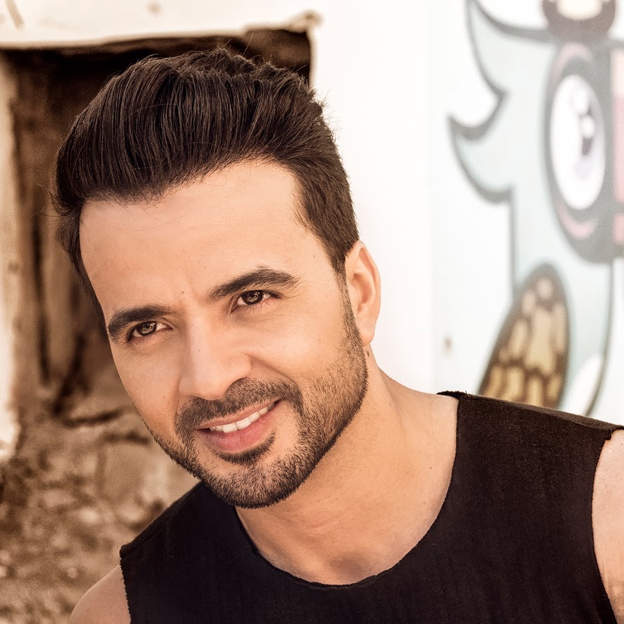 الصورة الأولى لمغني Despacito مع أهرامات الجيزة 1 لويس فونسي