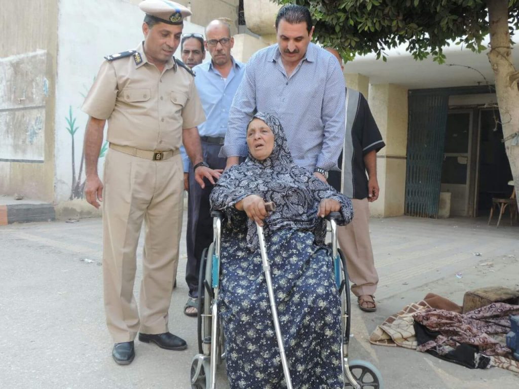 وزير الداخلية يمنح سيدة شرقاوية مسنة كرسي متحرك 1 وزير