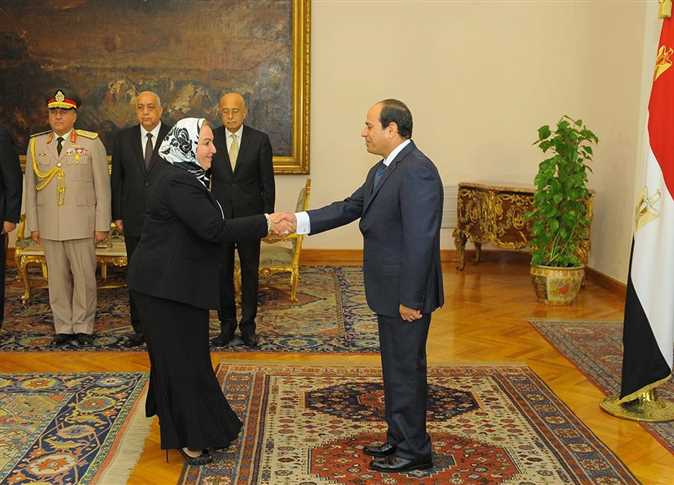 السيسي يُكرم «رشيدة».. و«فريال» و«عادلة» تحلفان اليمين أمامه 1 %D8%A7%D9%84%D8%B3%D9%8A%D8%B3%D9%8A %D9%8A%D9%8F%D9%83%D8%B1%D9%85 %C2%AB%D8%B1%D8%B4%D9%8A%D8%AF%D8%A9%C2%BB.. %D9%88%C2%AB%D9%81%D8%B1%D9%8A%D8%A7%D9%84%C2%BB %D9%88%C2%AB%D8%B9%D8%A7%D8%AF%D9%84%D8%A9%C2%BB %D8%AA%D8%AD%D9%84%D9%81%D8%A7%D9%86 %D8%A7%D9%84%D9%8A%D9%85%D9%8A%D9%86 %D8%A3%D9%85%D8%A7%D9%85%D9%87 2