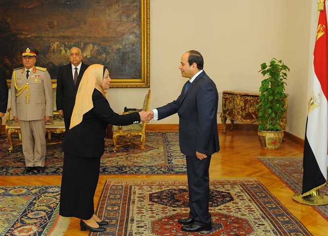 السيسي يُكرم «رشيدة».. و«فريال» و«عادلة» تحلفان اليمين أمامه 2 %D8%A7%D9%84%D8%B3%D9%8A%D8%B3%D9%8A %D9%8A%D9%8F%D9%83%D8%B1%D9%85 %C2%AB%D8%B1%D8%B4%D9%8A%D8%AF%D8%A9%C2%BB.. %D9%88%C2%AB%D9%81%D8%B1%D9%8A%D8%A7%D9%84%C2%BB %D9%88%C2%AB%D8%B9%D8%A7%D8%AF%D9%84%D8%A9%C2%BB %D8%AA%D8%AD%D9%84%D9%81%D8%A7%D9%86 %D8%A7%D9%84%D9%8A%D9%85%D9%8A%D9%86 %D8%A3%D9%85%D8%A7%D9%85%D9%87 3
