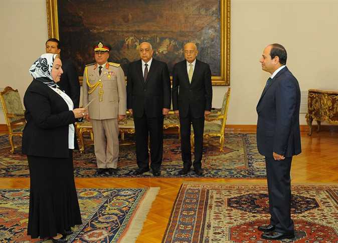 السيسي يُكرم «رشيدة».. و«فريال» و«عادلة» تحلفان اليمين أمامه 3 %D8%A7%D9%84%D8%B3%D9%8A%D8%B3%D9%8A %D9%8A%D9%8F%D9%83%D8%B1%D9%85 %C2%AB%D8%B1%D8%B4%D9%8A%D8%AF%D8%A9%C2%BB.. %D9%88%C2%AB%D9%81%D8%B1%D9%8A%D8%A7%D9%84%C2%BB %D9%88%C2%AB%D8%B9%D8%A7%D8%AF%D9%84%D8%A9%C2%BB %D8%AA%D8%AD%D9%84%D9%81%D8%A7%D9%86 %D8%A7%D9%84%D9%8A%D9%85%D9%8A%D9%86 %D8%A3%D9%85%D8%A7%D9%85%D9%87 4