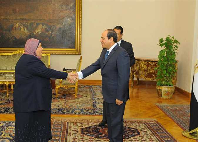 السيسي يُكرم «رشيدة».. و«فريال» و«عادلة» تحلفان اليمين أمامه 5 %D8%A7%D9%84%D8%B3%D9%8A%D8%B3%D9%8A %D9%8A%D9%8F%D9%83%D8%B1%D9%85 %C2%AB%D8%B1%D8%B4%D9%8A%D8%AF%D8%A9%C2%BB.. %D9%88%C2%AB%D9%81%D8%B1%D9%8A%D8%A7%D9%84%C2%BB %D9%88%C2%AB%D8%B9%D8%A7%D8%AF%D9%84%D8%A9%C2%BB %D8%AA%D8%AD%D9%84%D9%81%D8%A7%D9%86 %D8%A7%D9%84%D9%8A%D9%85%D9%8A%D9%86 %D8%A3%D9%85%D8%A7%D9%85%D9%87