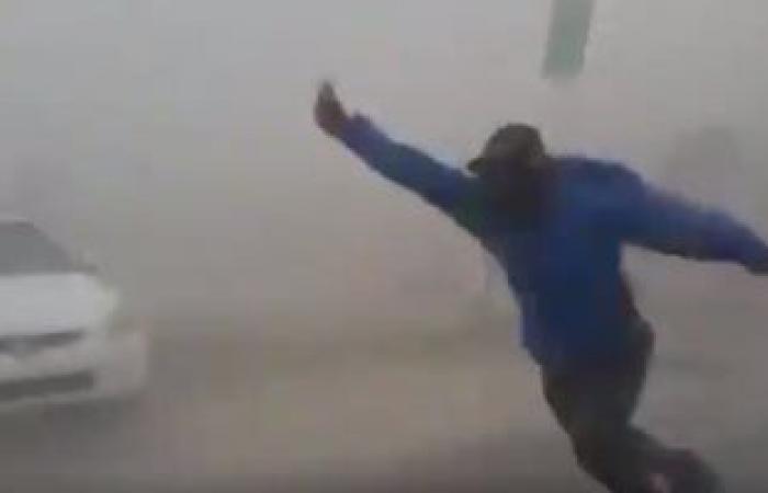 شاب يحاول التقاط سيلفي مع إعصار إرما .. وهذا ما فعلته به الرياح 1 %D8%B4%D8%A7%D8%A8 %D9%8A%D8%AD%D8%A7%D9%88%D9%84 %D8%A7%D9%84%D8%AA%D9%82%D8%A7%D8%B7 %D8%B3%D9%8A%D9%84%D9%81%D9%8A %D9%85%D8%B9 %D8%A5%D8%B9%D8%B5%D8%A7%D8%B1 %D8%A5%D8%B1%D9%85%D8%A7 .. %D9%88%D9%87%D8%B0%D8%A7 %D9%85%D8%A7 %D9%81%D8%B9%D9%84%D8%AA%D9%87 %D8%A8%D9%87 %D8%A7%D9%84%D8%B1%D9%8A%D8%A7%D8%AD