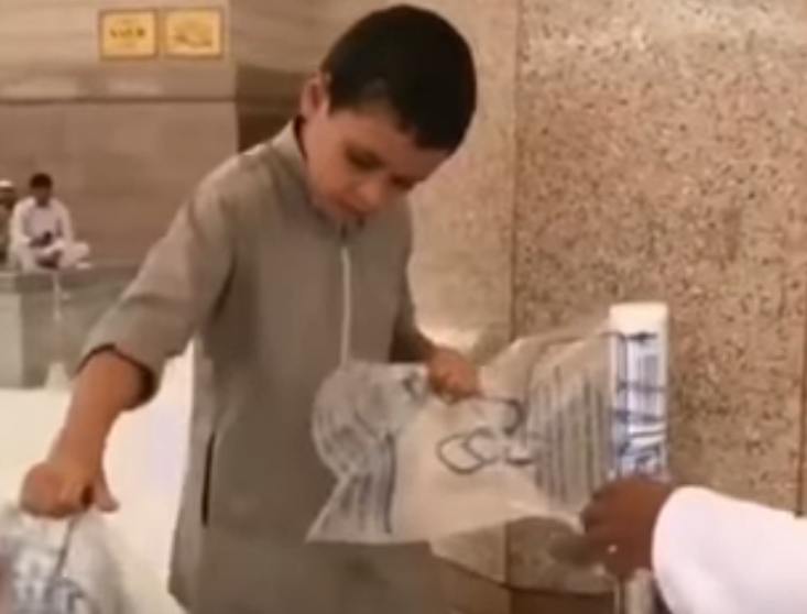 شاهد إعجاب الحجاج بشهامة هذا الطفل الذي يجتهد بمساعدتهم 1 %D8%B7%D9%81%D9%84