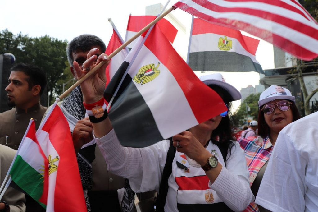 نيويورك تستقبل السيسي بالأعلام وتيشيرتات تحيا مصر 2 %D9%86%D9%8A%D9%88%D9%8A%D9%88%D8%B1%D9%83 %D8%AA%D8%B3%D8%AA%D9%82%D8%A8%D9%84 %D8%A7%D9%84%D8%B3%D9%8A%D8%B3%D9%8A %D8%A8%D8%A7%D9%84%D8%A3%D8%B9%D9%84%D8%A7%D9%85 %D9%88%D8%AA%D9%8A%D8%B4%D9%8A%D8%B1%D8%AA%D8%A7%D8%AA %D8%AA%D8%AD%D9%8A%D8%A7 %D9%85%D8%B5%D8%B12