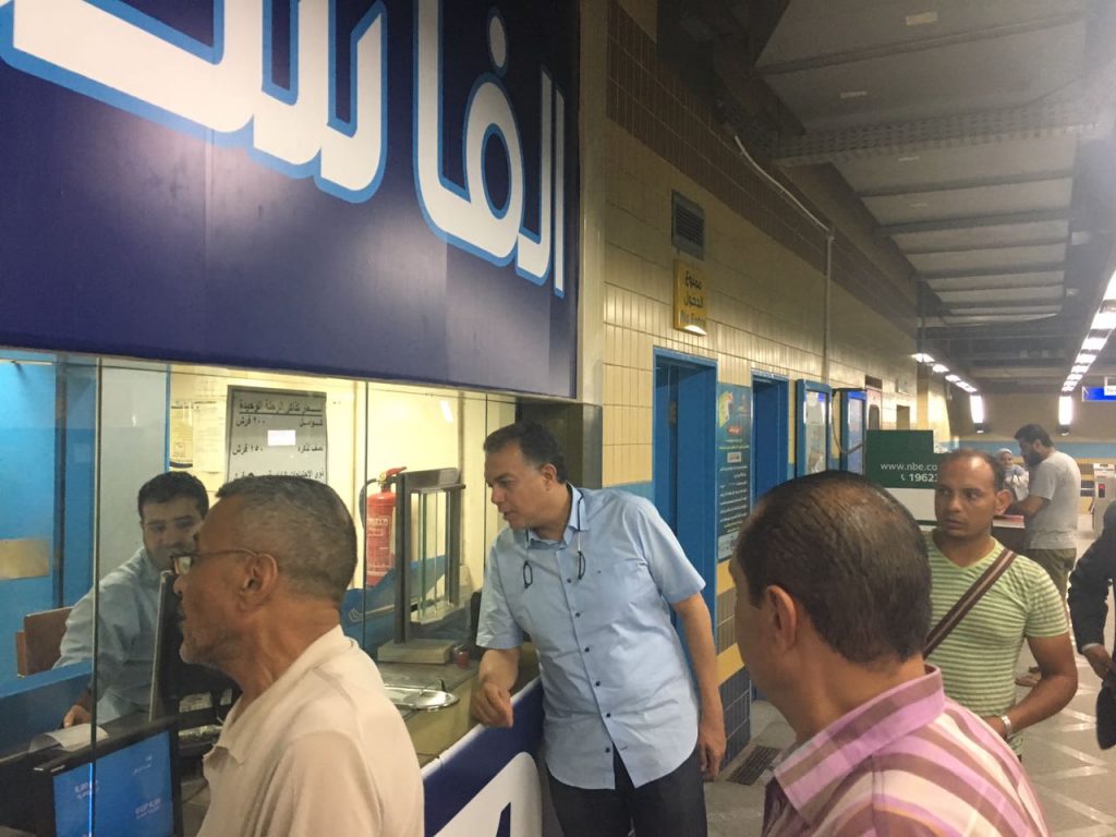 وزير النقل يتفقد بمفرده حركة الخط الثاني للمترو ويستمع لشكاوى الركاب 3 %D9%88%D8%B2%D9%8A%D8%B1 %D8%A7%D9%84%D9%86%D9%82%D9%84 %D9%8A%D8%AA%D9%81%D9%82%D8%AF %D8%A8%D9%85%D9%81%D8%B1%D8%AF%D9%87 %D8%AD%D8%B1%D9%83%D8%A9 %D8%A7%D9%84%D8%AE%D8%B7 %D8%A7%D9%84%D8%AB%D8%A7%D9%86%D9%8A %D9%84%D9%84%D9%85%D8%AA%D8%B1%D9%88 %D9%88%D9%8A%D8%B3%D8%AA%D9%85%D8%B9 %D9%84%D8%B4%D9%83%D8%A7%D9%88%D9%89 %D8%A7%D9%84%D8%B1%D9%83%D8%A7%D8%A82