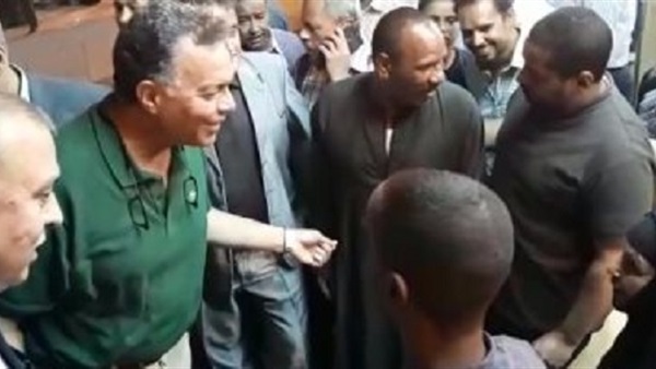 وزير النقل يعاتب شابا يشرب سجائر بمحطة قوص أمام والدته 1 %D9%88%D8%B2%D9%8A%D8%B1 %D8%A7%D9%84%D9%86%D9%82%D9%84 3