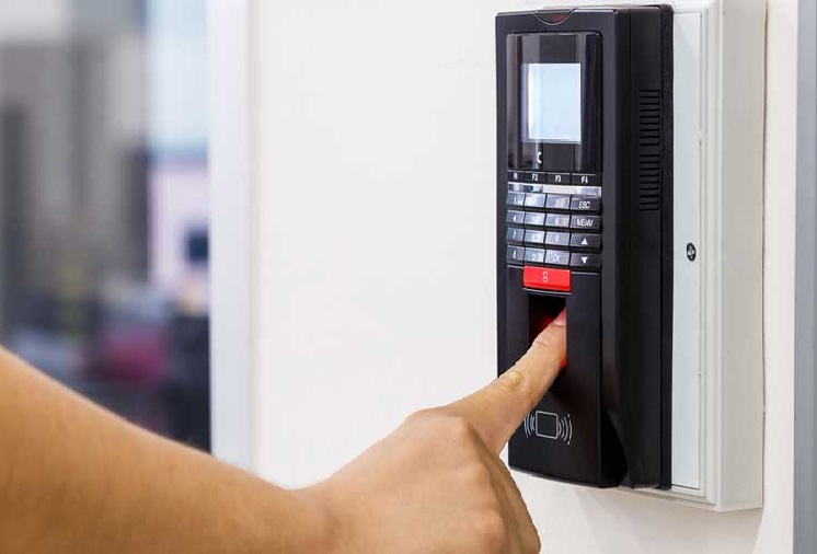 3 حيل ذكية يستخدمها الموظفين للتلاعب بجهاز البصمة