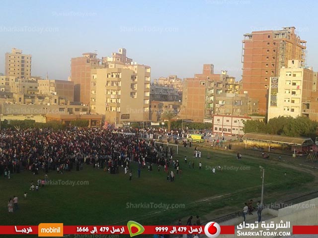 الآلاف يؤدون صلاة العيد بالساحة الشعبية بكفر صقر 2 الآلاف يؤدون صلاة العيد بالساحة الشعبية بكفر صقر 1