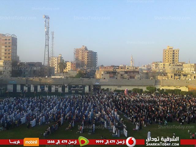 الآلاف يؤدون صلاة العيد بالساحة الشعبية بكفر صقر 5 الآلاف يؤدون صلاة العيد بالساحة الشعبية بكفر صقر 3