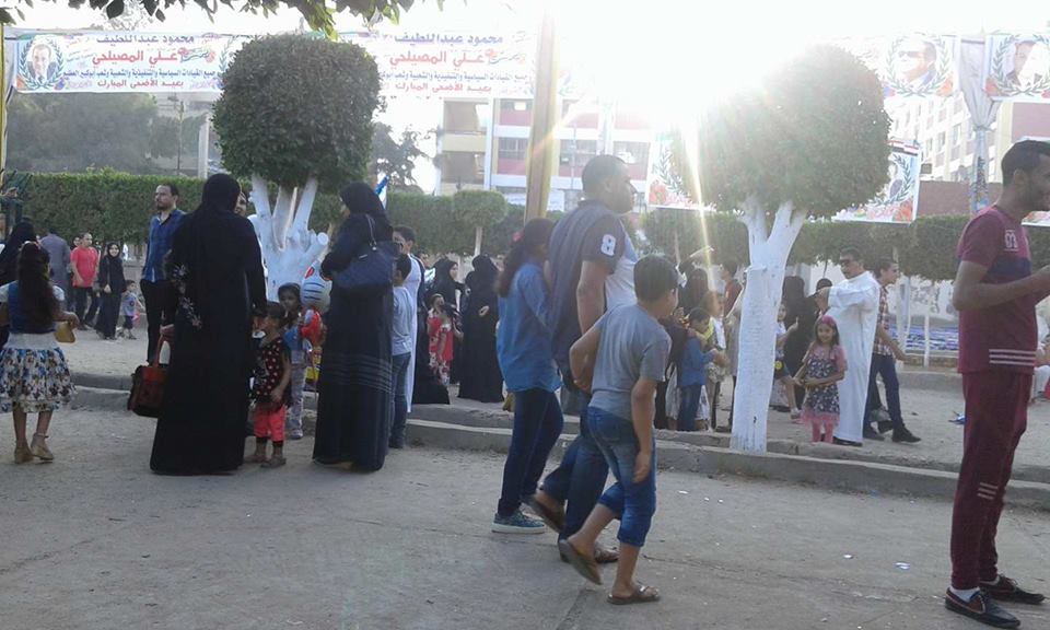 البالونات والسيلفي تسيطر على احتفالات العيد بأبوكبير 4 تحتفل أبو كبير بالعيد على طريقتها الخاصة 4