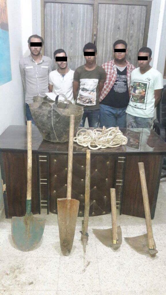 ضبط 5 أشخاص قاموا بالتنقيب عن الآثار بمشتول السوق