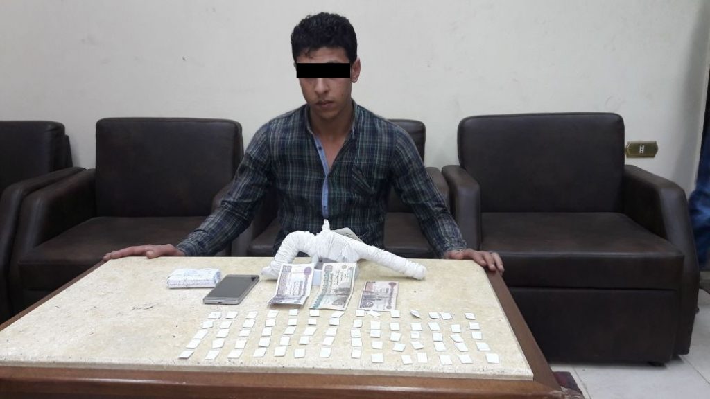 ضبط عاطل بحوزته 100 جرام هيروين وسلاح ناري بكفر صقر 1 ضبط عاطل بحوزته 100 جرام هيروين وسلاح ناري بكفر صقر