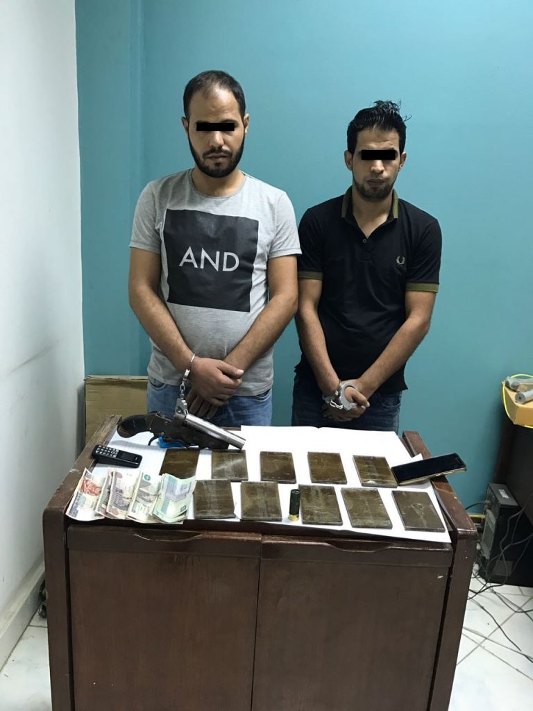 ضبط عاطلين بحوزتهما كيلو ونصف حشيش وسلاح ناري بفاقوس