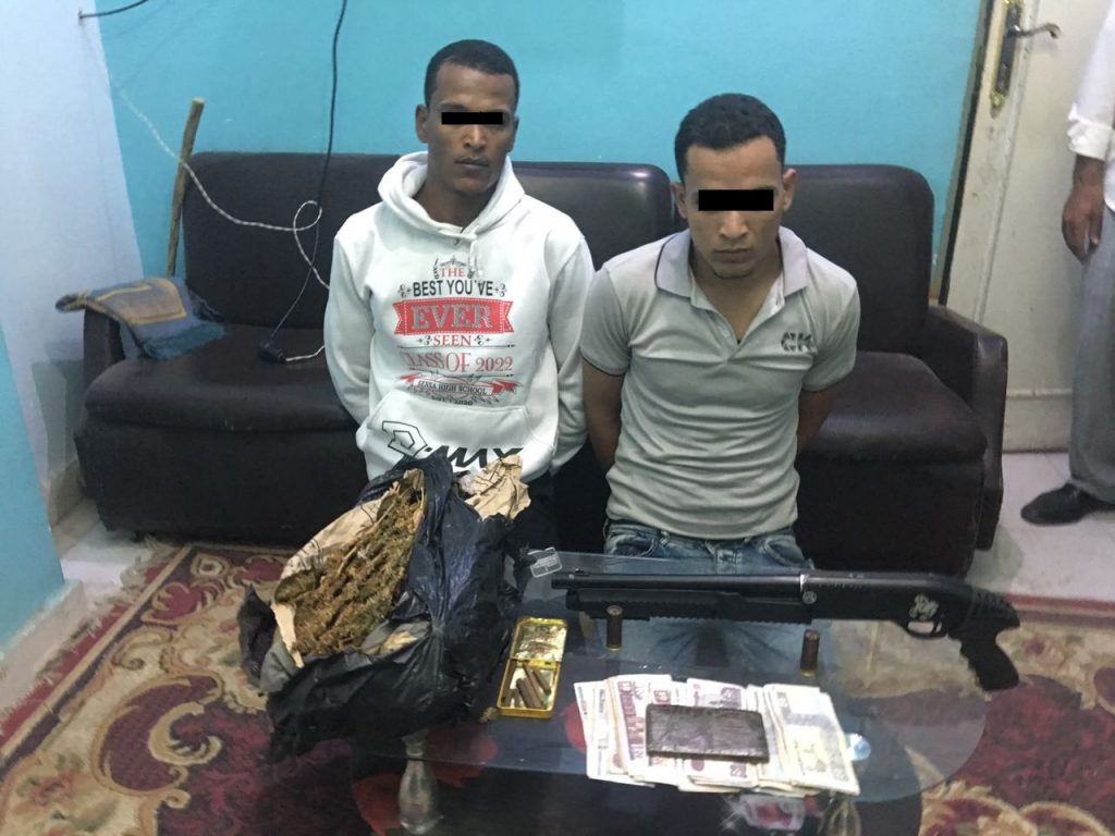 ضبط عاطلين بحوزتهما مواد مخدرة وسلاح ناري بأبوحماد 1 ضبط عاطلين بحوزتهما مواد مخدرة وسلاح ناري بأبوحماد