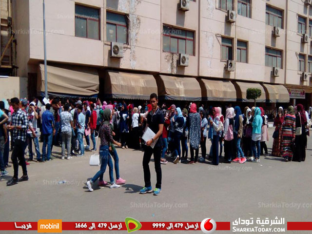 طلاب تجارة الزقازيق الجدد يستكملوا أوراق إلتحاقهم