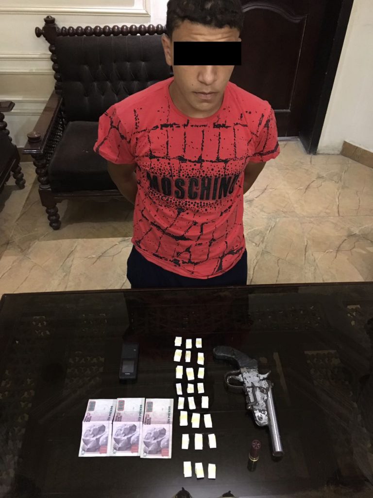 مباحث أبوكبير تتمكن من ضبط «عجوه» بحوزته سلاح ناري وكمية من الهيروين 1 عجوة