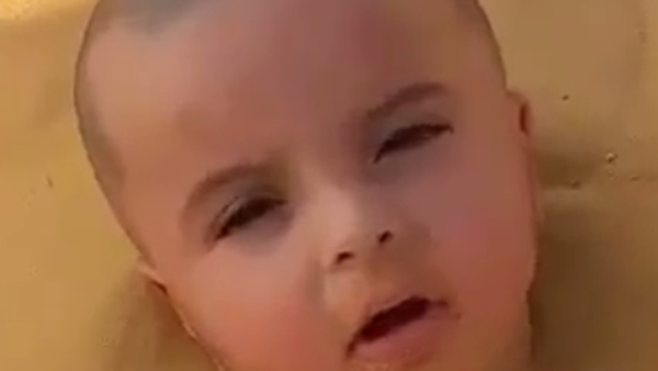 فيديو لطفل مدفون في الرمال يبكي.. والوالد يسخر