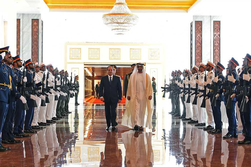 مسؤول إماراتي للسيسي: «كلنا معاك وفداء مصر حتى لو أكلنا وجبة واحدة في الشهر» 1 مراسم استقبال السيسي في أبوظبي 1