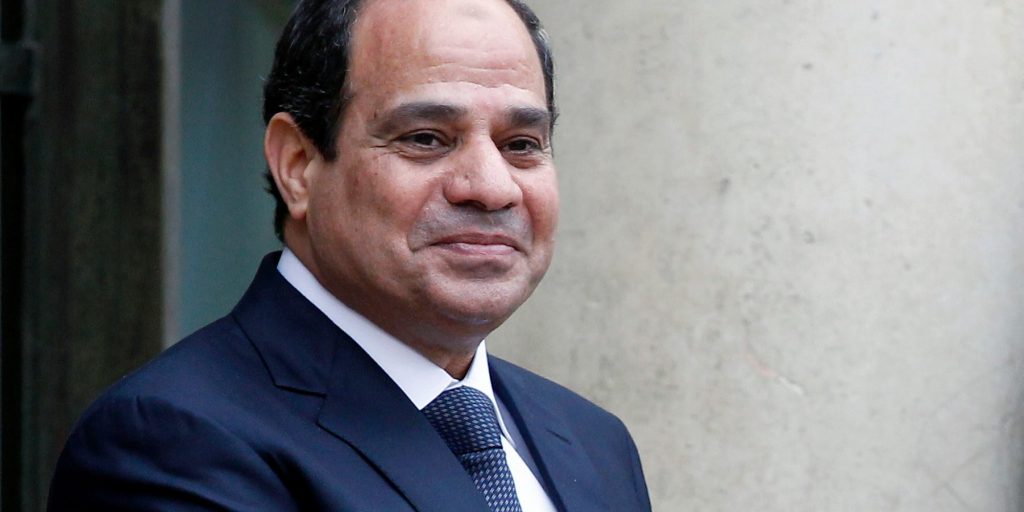 مصري بالصين يقبل يد السيسي : «البلد محتاجاك يا ريس» 1 مصري