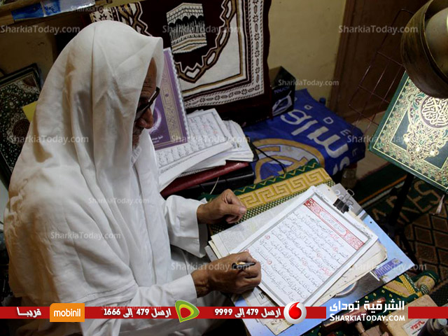 شرقاوي يكتب القرآن الكريم كاملاً رغم عدم حصوله على شهادات دراسية