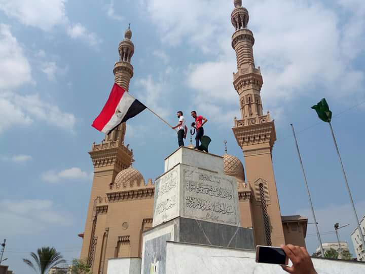 أسرة من أجل مصر بالزقازيق تضع الزهور على قبر الجندي المجهول بالزقازيق 2 أسرة من أجل مصر بالزقازيق تضع الزهور على قبر الجندي المجهول بالزقازيق3