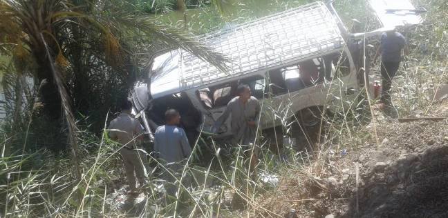 5 طلاب في حادث انقلاب سيارة ميكروباص بترعة بالشرقية