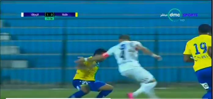 اعتراض لاعبي الزمالك بعد احتساب ركلة جزاء ثانية لطنطا 1 اعتراض لاعبي الزمالك بعد احتساب ركلة جزاء ثانية لطنطا