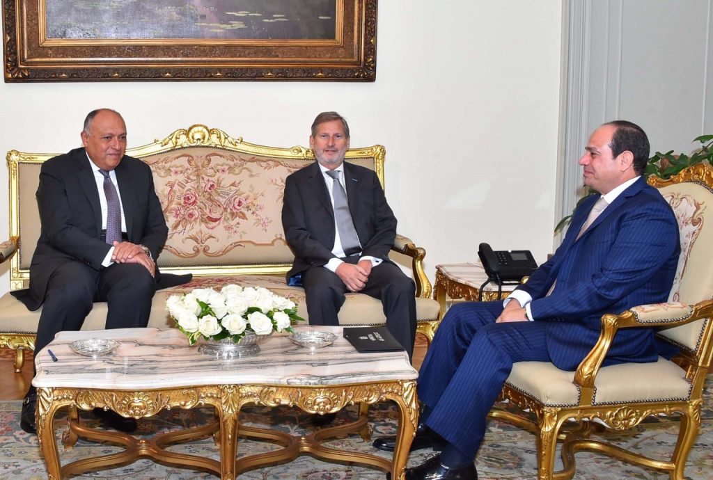 الرئيس السيسي يستقبل المفوض الأوروبي لسياسة الجوار
