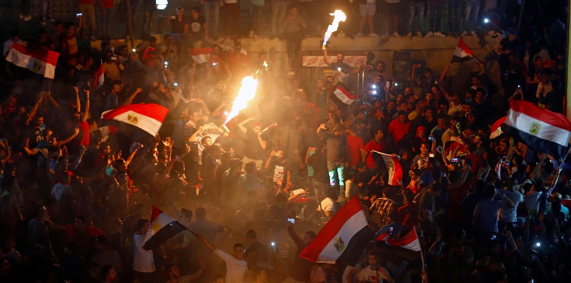 بكاء وأحضان.. شاهد فرحة الشارع المصري بفوز المنتخب على الكونغو 1 بكاء وأحضان.. شاهد فرحة الشارع المصري بفوز المنتخب على الكونغو