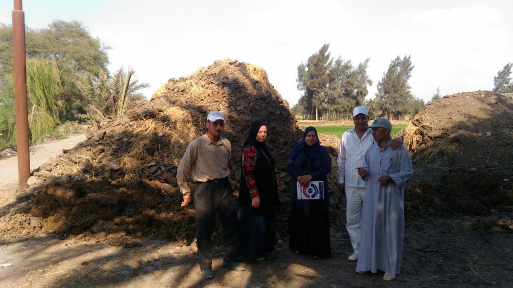 بيئة الشرقية تتفقد الكومات السمادية بالمراكز على الطبيعة 1 جهاز شئون البيئة بالشرقية يتفقد الكومات السمادية على الطبيعة