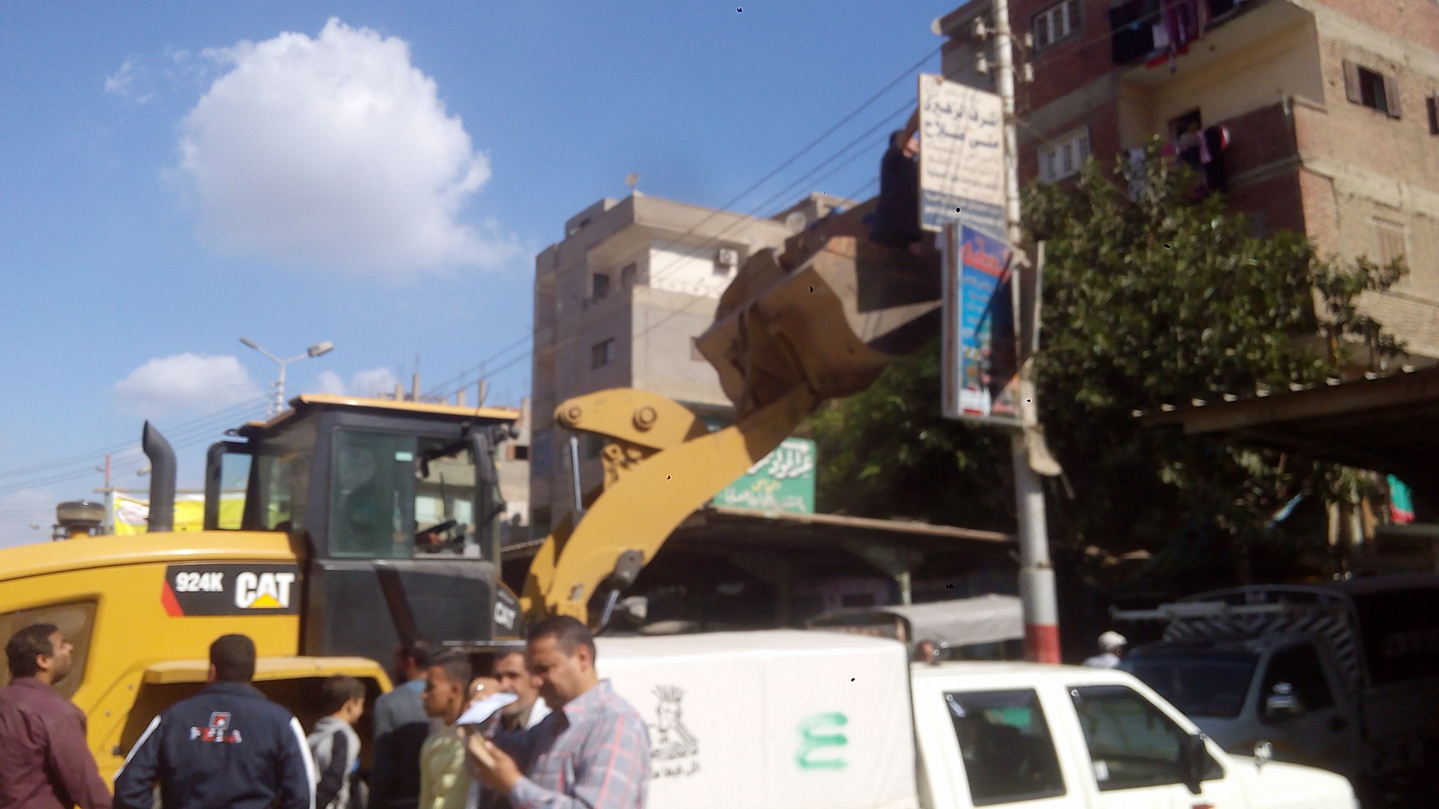 مكبرة لإزالة الإعلانات من شوارع ديرب نجم