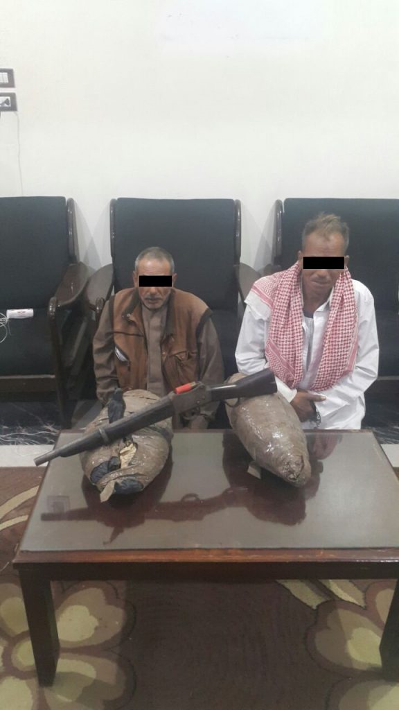 ضبط عاطلين بحوزتهما بندقية خرطوش و 6 كيلو بانجو بأبوحماد