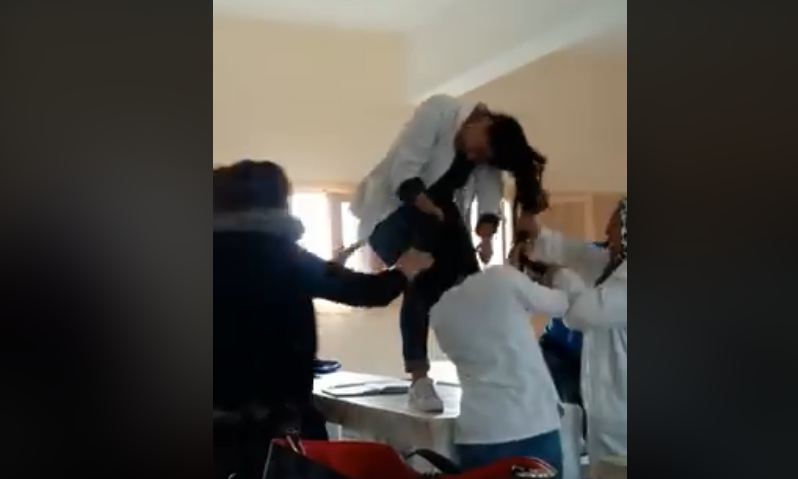 مشاجرة عنيفة بين طالبتين داخل الفصل 1 غف