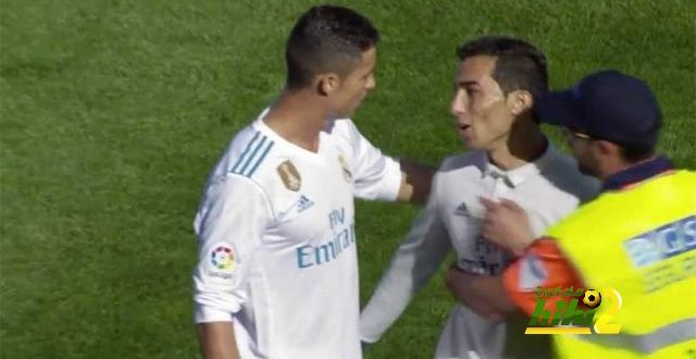 اقتحم الملعب للحديث مع كريستيانو رونالدو 1 مشجع