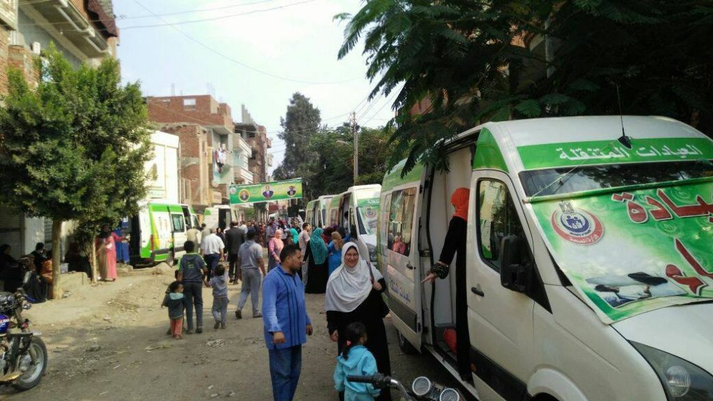 توقيع الكشف الطبى على 1000 حالة فى قافلة طبية بقرى ههيا 1 وكيل «صحة الشرقية» يتفقد القافلة الطبية بقرى ههيا 1
