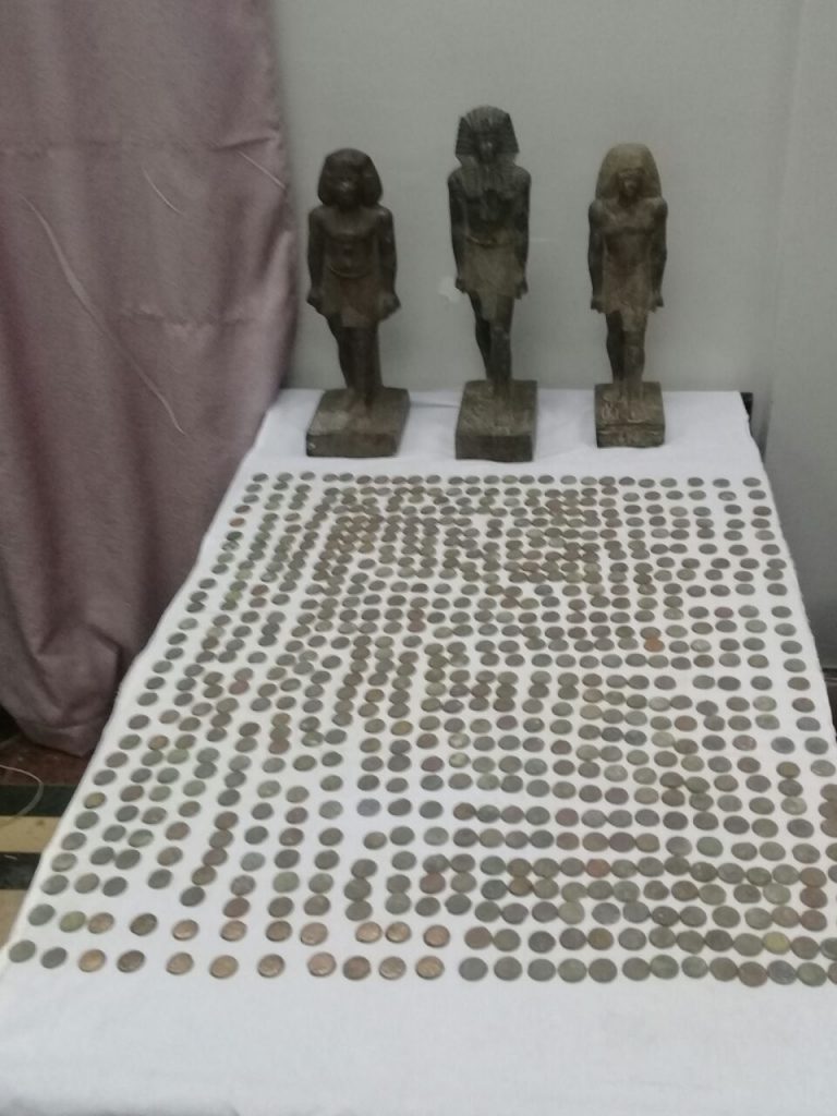 السياحة والآثار بالشرقية يتنكروا في زي تجار لضبط 3 تماثيل و743 قطعة معدنية