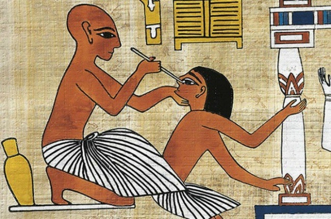 8 حقائق لا تعرفها عن حياة الفراعنة: كانوا يلعبون «البولينج» واخترعوا معجون الأسنان 15 عالج المصريين القدماء أمراض العيون