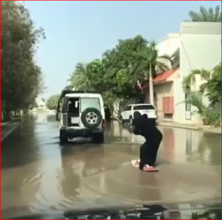 فتاة سعودية جريئة.. ماذا فعلت للاستمتاع بسيول جدة؟ 13 فتاة