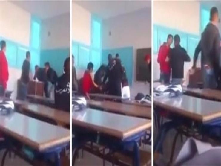 فيديو صادم لطالب يضرب أستاذه ضرباً مبرحاً
