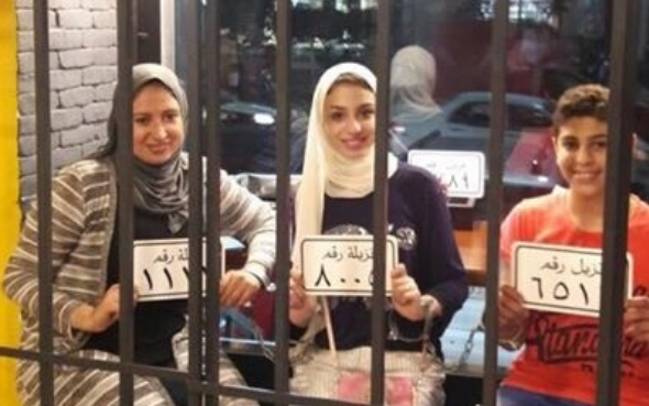 مطعم مصري على هيئة سجن والزبائن يأكلون في زنازين 14 مطعم مصري على هيئة سجن والزبائن يأكلون في زنازين.jp2g
